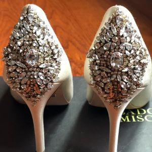 Blingy Badgley mischka ivory peeptoe wedding shoes